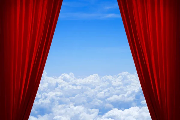 Rode gordijn open naar de hemel boven de wolk — Stockfoto