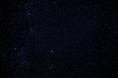 Uzun pozlama gece açık gökyüzü parlak yıldız ile.