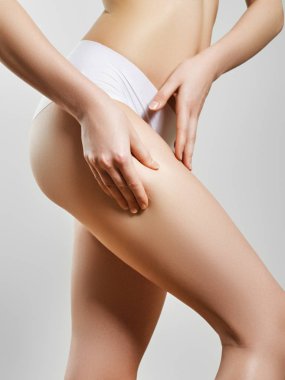 Güzel ince kadın cesedi. Mükemmel ince tonda genç vücut