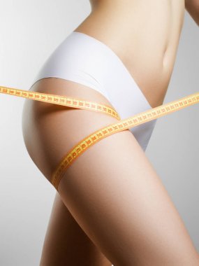 Güzel ince kadın cesedi. Mükemmel ince tonda genç vücut