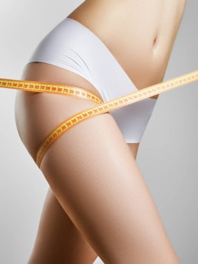 Genç model spor şekil onu kalça ölçme ile. İnce bana model