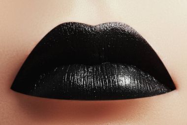 Cadılar Bayramı makyaj. İfade rock tarzı dudak makyaj tarihlerde bir vampir