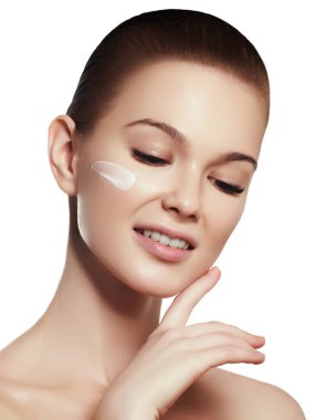 Güzellik kadını yüz portre. Güzel spa modeli mükemmel taze temiz ten kızla. Esmer erkek gülümseyen