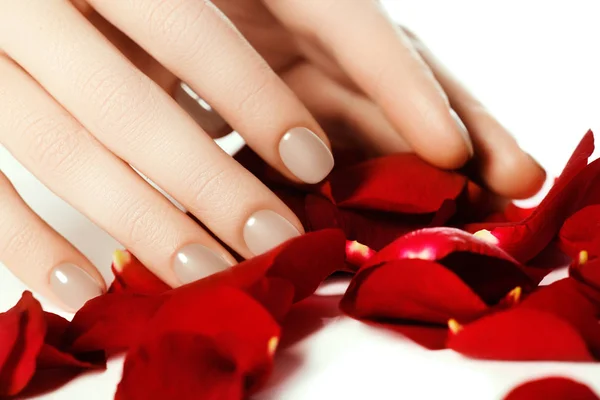 完美的指甲。修剪整齐的自然米色的女人双手的指甲 — 图库照片