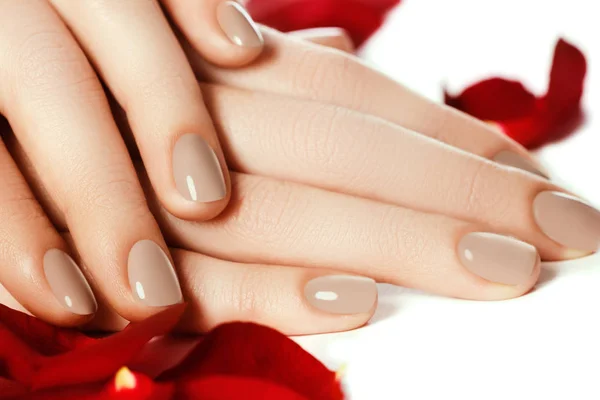 Manicura perfecta. Manos de mujer con uñas beige naturales cuidadas — Foto de Stock