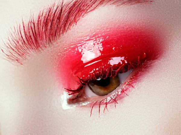 Hermoso macrodisparo de ojo femenino con pestañas largas extremas — Foto de Stock