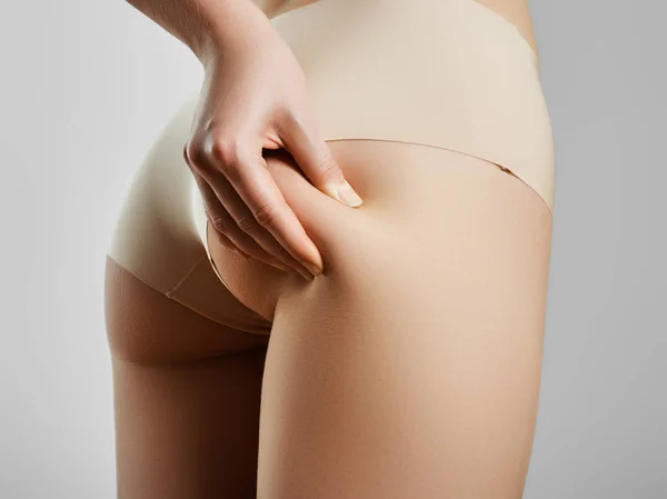 Сексуальная молодая женщина в нижнем белье с худым телом, сидящая на диете — стоковое фото