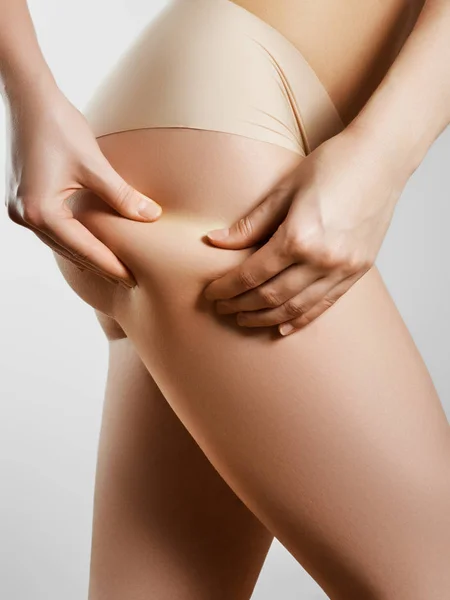 Seksi genç kadın iç çamaşırı diyet oturan ince gövdeli