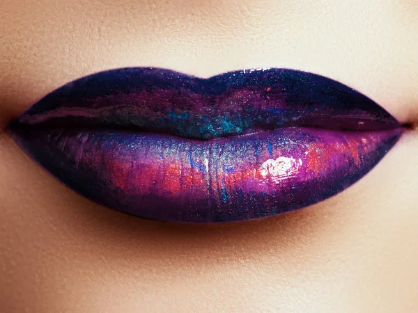 Primer plano de los labios de la hermosa mujer completa con maquillaje brillante brillo de la moda — Foto de Stock