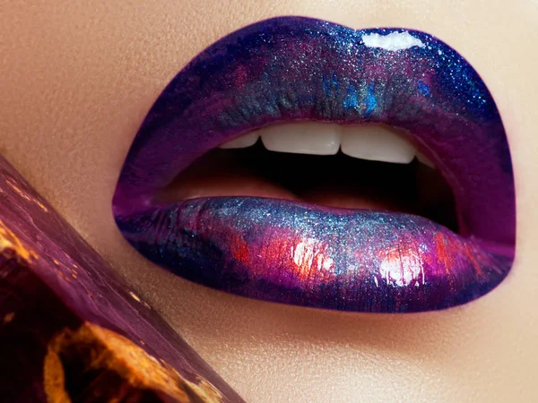 Close-up de lábios de mulher cheia bonita com maquiagem brilhante brilho de moda — Fotografia de Stock