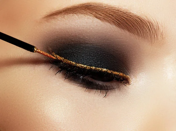 Beautiful macro shot of female eye with ceremonial makeup — Stock Photo, Image