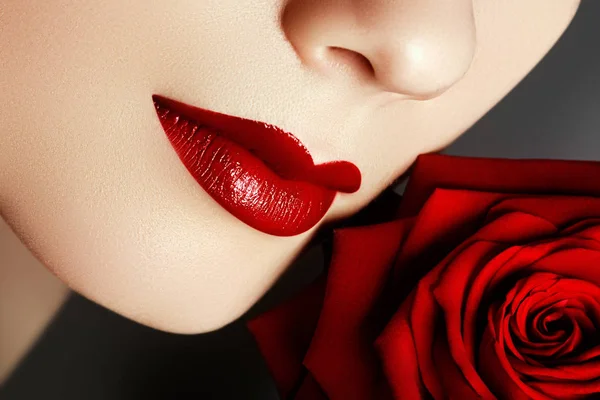 Close-up beautiful female lips with bright red makeup. Perfect — Stock Photo, Image