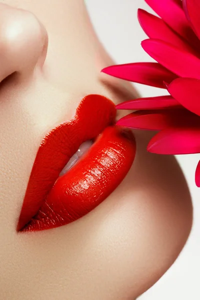 Cara de belleza de cerca. Labios sexy. Belleza labio rojo detalle maquillaje. Hermoso maquillaje de cerca — Foto de Stock