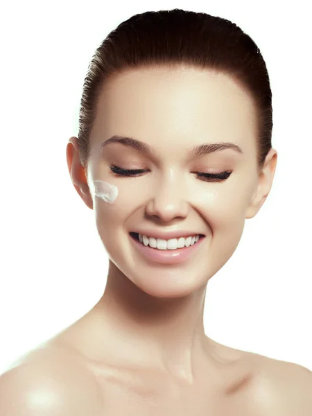 Bellezza donna volto ritratto. Bella ragazza modello spa con perfetta pelle fresca e pulita. Bruna femmina sorridente — Foto Stock