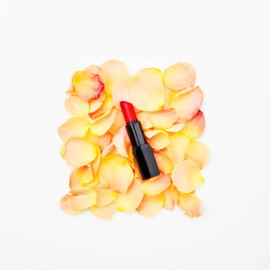 Dekoratif düz kozmetik ve çiçekler kompozisyonu yatıyordu. Beyaz arka plan üzerinde Üstten Görünüm