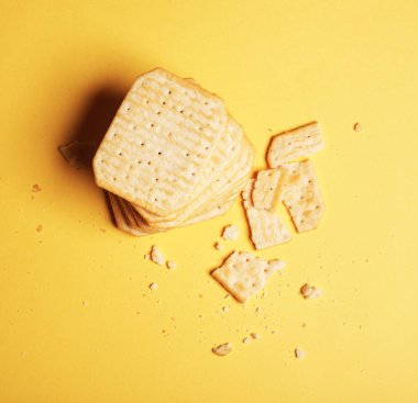 Minimalizm. Düz yatıyordu. Üstten Görünüm. Sağlıksız yiyecek. Tuzlu kraker