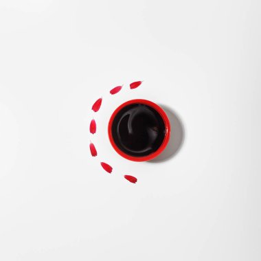 Minimalizm. Kırmızı fincan kahve yaprak ve çiçekler arasında