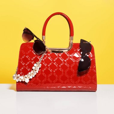 Bayan Moda aksesuarlar. Çanta, güneş gözlüğü