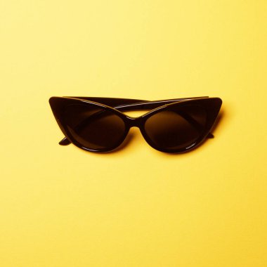 Düz yatıyordu moda: pastel arka plan üzerinde güneş gözlüğü. Üstten Görünüm