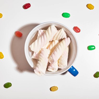 Düz yatıyordu. Üstten Görünüm. Beyaz bir arka plan üzerinde tatlılar. Moda