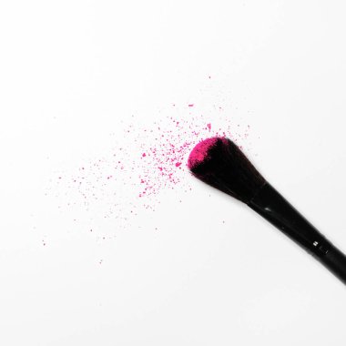 Makyaj fırça renkli pigment toz beyaz zemin üzerine