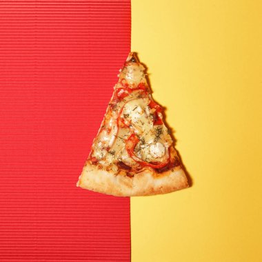 Pizza margherita sadece mozzarella ve domates sosu ile bazı taze fesleğen