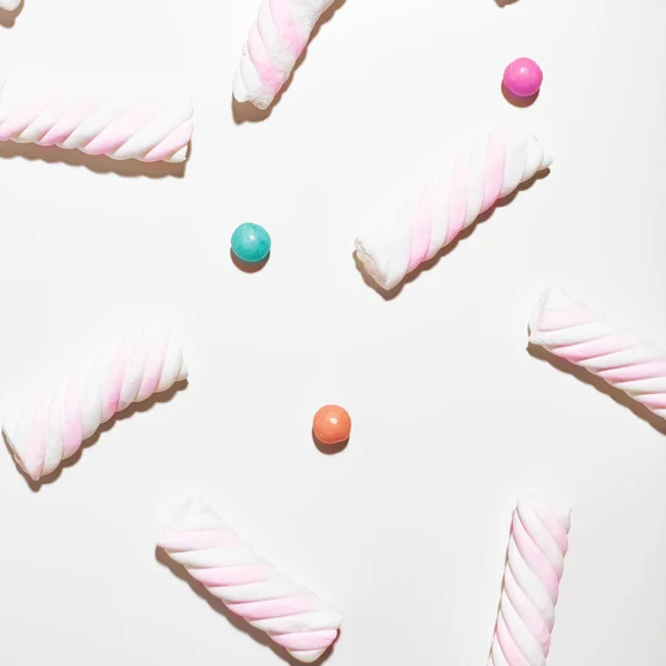 Flach lag. Ansicht von oben. Süßigkeiten auf weißem Hintergrund. Mode — Stockfoto