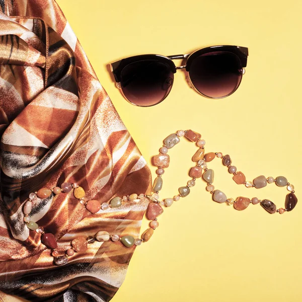 Flat lay fashion set: two sunglasses on pastel backgrounds — Stock Photo, Image