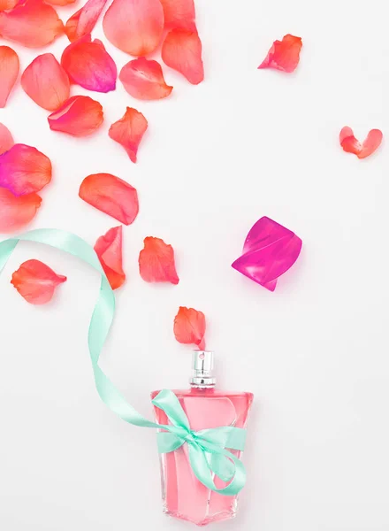 Delikatne róże i butelki perfum na białym tle — Zdjęcie stockowe