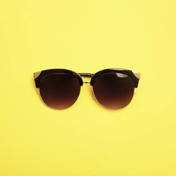 Flat lag. Bovenaanzicht. Mode zonnebril op pastel achtergrond — Stockfoto