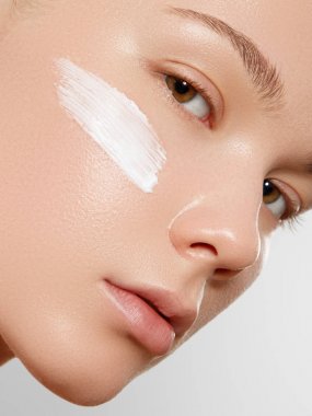 Cilt Bakımı, sağlık, Spa. Yumuşak deri, sağlıklı taze bakmak temiz. Sağlıklı bir cilt kavramı. Güzel bir kız portresi. Spa kavramı. Doğal Güzellik