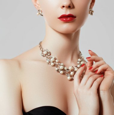 Elmas kolye ile güzel bir kadın. Elmas kolye ve küpeler ile genç güzellik modeli. Takı ve aksesuar. Moda ve Güzellik Salonu. Mükemmel dudak makyaj