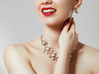 Elmas kolye ile güzel bir kadın. Elmas kolye ve küpeler ile genç güzellik modeli. Takı ve aksesuar. Moda ve Güzellik Salonu. Mükemmel dudak makyaj