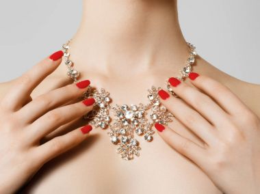 Takı ile zarif şık kadın. Elmas kolye ile güzel bir kadın. Genç güzellik modeli manikürlü tırnaklar. Takı ve aksesuar. Moda ve Güzellik Salonu. Mükemmel dudak makyaj