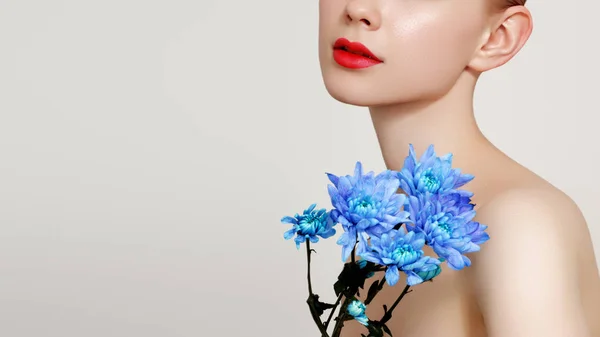 Ragazza con mazzo di fiori blu al muro bianco. Ispirazione della primavera e dell'estate. Profumo, concetto di cosmetici . — Foto Stock