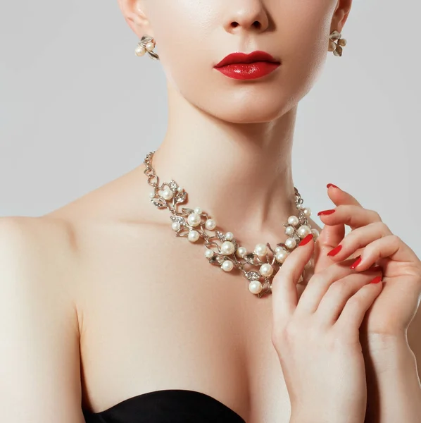 Schöne Frau mit Diamantkette. junges Schönheitsmodel mit Diamant-Anhänger und Ohrringen. Schmuck und Accessoires. Mode und Schönheitssalon. Perfektes Lippen-Make-up — Stockfoto