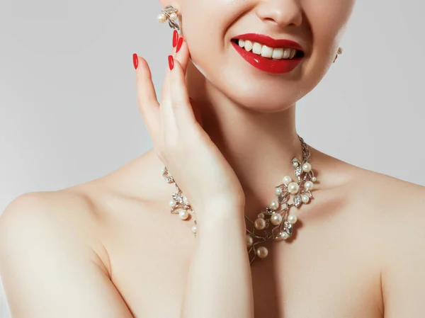 Όμορφη γυναίκα με διαμαντένιο κολιέ. Νεαρά ομορφιά μοντέλο με διαμαντιών μενταγιόν και σκουλαρίκια. Κοσμήματα και αξεσουάρ. Μόδα και σαλόνι ομορφιάς. Τέλεια χείλη — Φωτογραφία Αρχείου