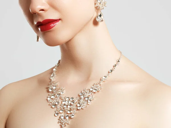 Elegante Frau mit Schmuck. schöne Frau mit Diamantkette. junges Schönheitsmodel mit Diamant-Anhänger und Ohrringen. Schmuck und Accessoires. Mode und Schönheitssalon. Perfektes Lippen-Make-up — Stockfoto