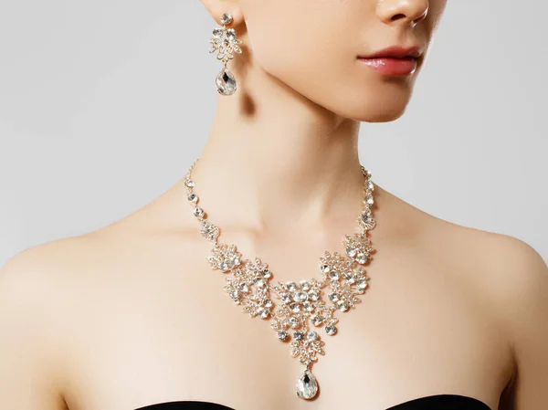 Elegante Frau mit Schmuck. schöne Frau mit Diamantkette. junges Schönheitsmodel mit Diamant-Anhänger und Ohrringen. Schmuck und Accessoires. Mode und Schönheitssalon. Perfektes Lippen-Make-up — Stockfoto