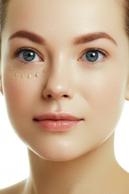 Günlük makyaj. Güzellik kavramı. Damla krem beyaz arka plan üzerinde güzel yüzünde olan kadın. Sağlıklı ve spa. Doğal güzellik. Kadın güzel yüzünde kozmetik krem uygulamak