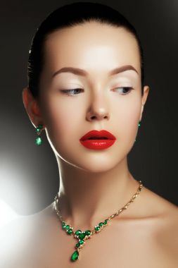 Güzel esmer kadın portresi. Moda portre