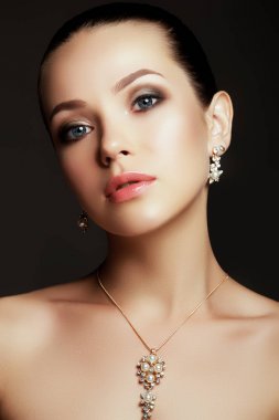 Güzel esmer kadın portresi. Moda takı ile güzel lüks kadın portresi. Muhteşem modelde pahalı küpe