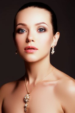 Güzel esmer kadın portresi. Moda takı ile güzel lüks kadın portresi. Muhteşem modelde pahalı küpe