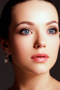 Güzel esmer kadın portresi. Moda takı ile güzel lüks kadın portresi. Muhteşem modelde pahalı küpe