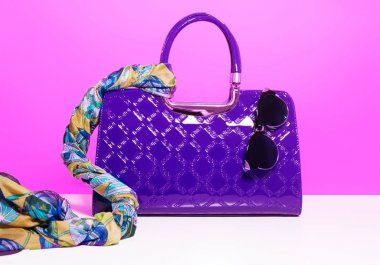 Bayan Moda aksesuarlar. Çanta, güneş gözlüğü