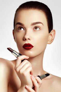 Seksi kırmızı dudaklar. Güzel dudak makyaj. Şehvetli açık ağız ile. Ruj ve dudak parlatıcısı. Moda makyaj