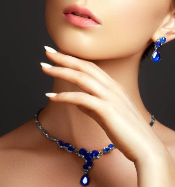Safir bir kolye ile güzel bir kadın. Moda kavramı