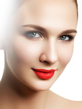 Seksi kırmızı dudaklar. Güzel dudak makyaj. Şehvetli açık ağız ile. Ruj ve dudak parlatıcısı. Moda makyaj