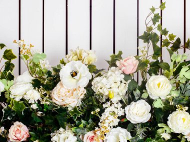 yuvarlak kare çelenk desen gül, pembe çiçek tomurcukları, dalları ve yaprakları beyaz arka plan üzerinde izole. düz yatıyordu, en iyi görünümü