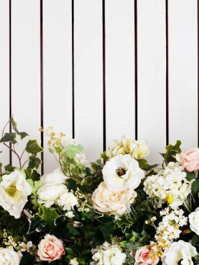 yuvarlak kare çelenk desen gül, pembe çiçek tomurcukları, dalları ve yaprakları beyaz arka plan üzerinde izole. düz yatıyordu, en iyi görünümü